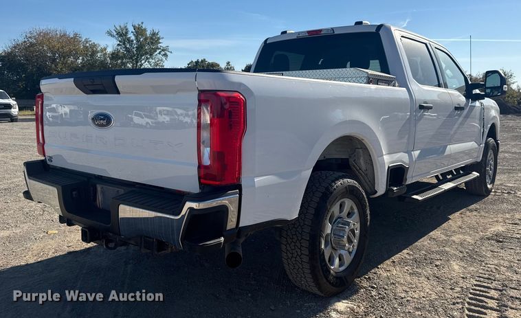 image for item DJ7983 2023 Ford F250 Super Duty Crew Cab pickup truck