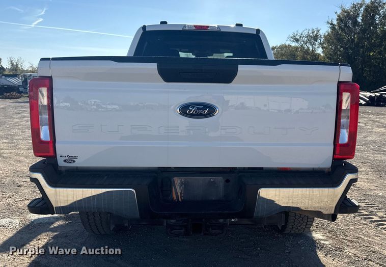 image for item DJ7983 2023 Ford F250 Super Duty Crew Cab pickup truck