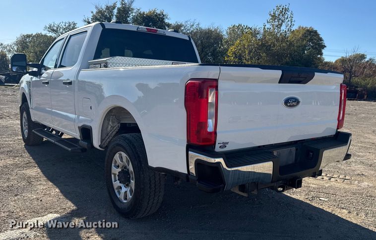 image for item DJ7983 2023 Ford F250 Super Duty Crew Cab pickup truck