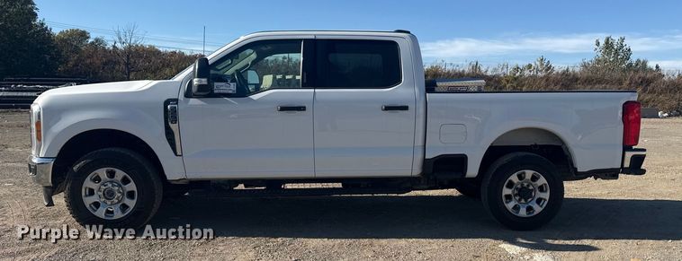 image for item DJ7983 2023 Ford F250 Super Duty Crew Cab pickup truck