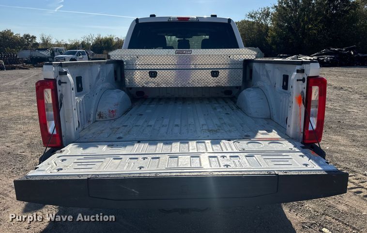 image for item DJ7983 2023 Ford F250 Super Duty Crew Cab pickup truck