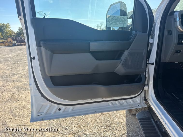 image for item DJ7983 2023 Ford F250 Super Duty Crew Cab pickup truck