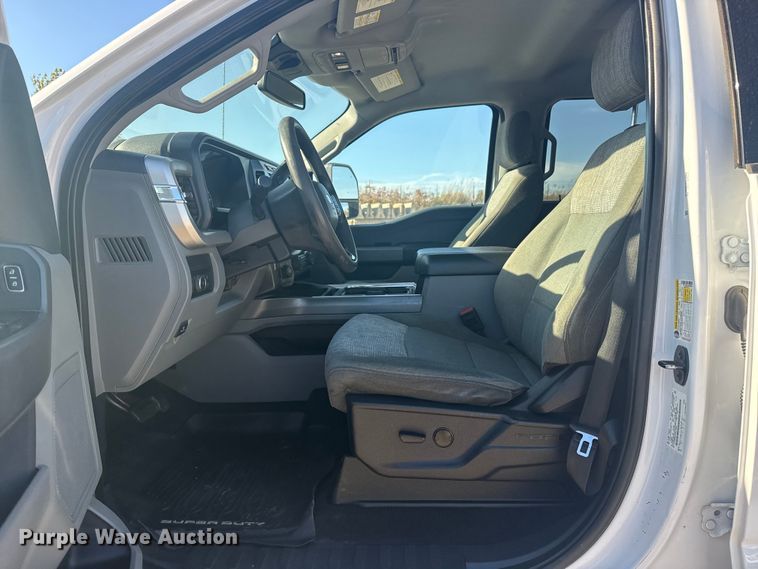 image for item DJ7983 2023 Ford F250 Super Duty Crew Cab pickup truck