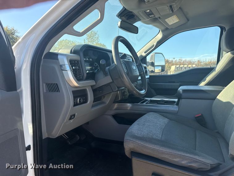 image for item DJ7983 2023 Ford F250 Super Duty Crew Cab pickup truck