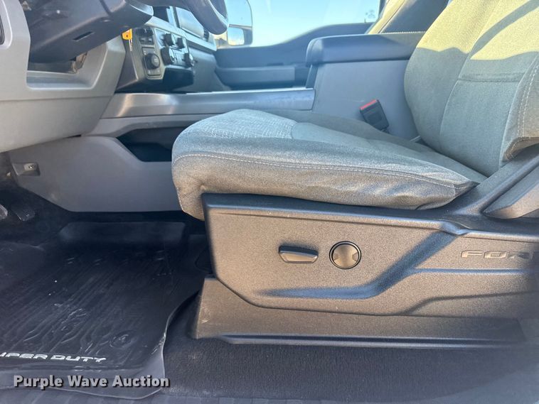 image for item DJ7983 2023 Ford F250 Super Duty Crew Cab pickup truck