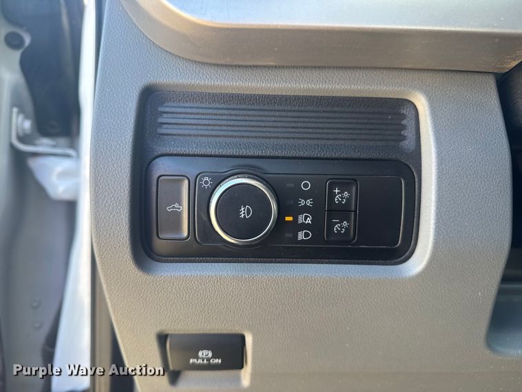 image for item DJ7983 2023 Ford F250 Super Duty Crew Cab pickup truck