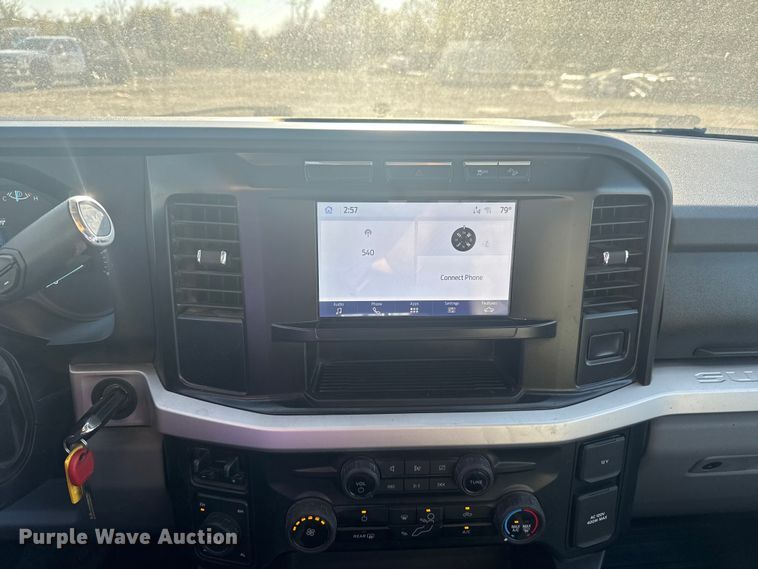 image for item DJ7983 2023 Ford F250 Super Duty Crew Cab pickup truck