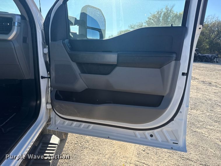 image for item DJ7983 2023 Ford F250 Super Duty Crew Cab pickup truck