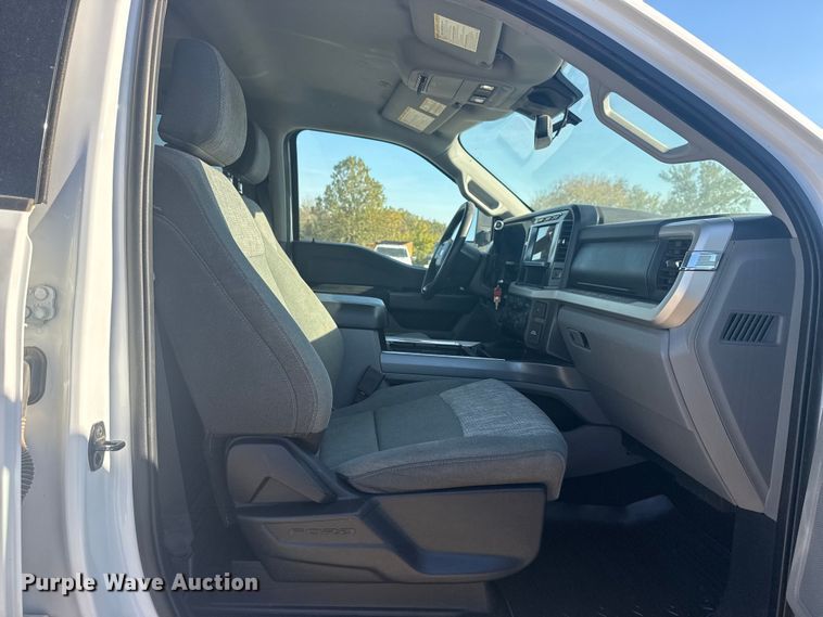 image for item DJ7983 2023 Ford F250 Super Duty Crew Cab pickup truck