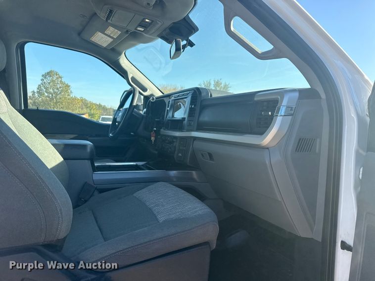 image for item DJ7983 2023 Ford F250 Super Duty Crew Cab pickup truck