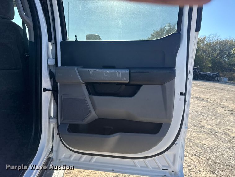 image for item DJ7983 2023 Ford F250 Super Duty Crew Cab pickup truck