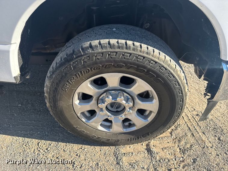 image for item DJ7983 2023 Ford F250 Super Duty Crew Cab pickup truck