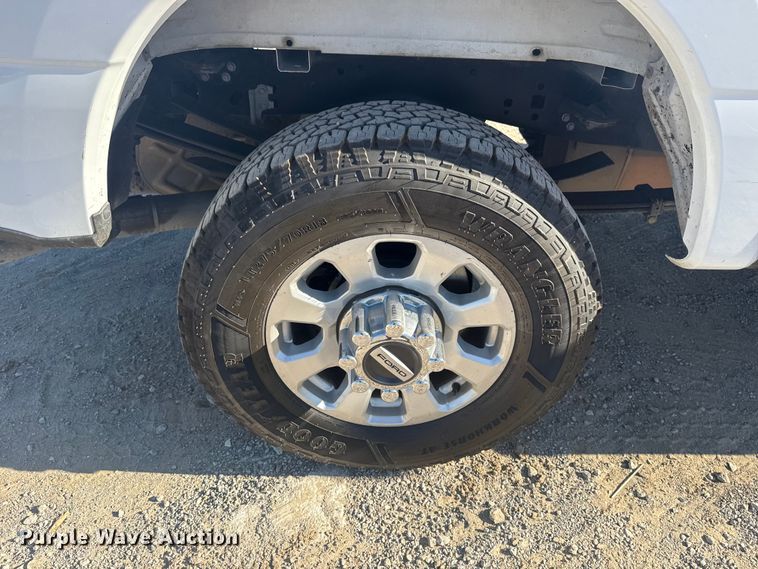 image for item DJ7983 2023 Ford F250 Super Duty Crew Cab pickup truck