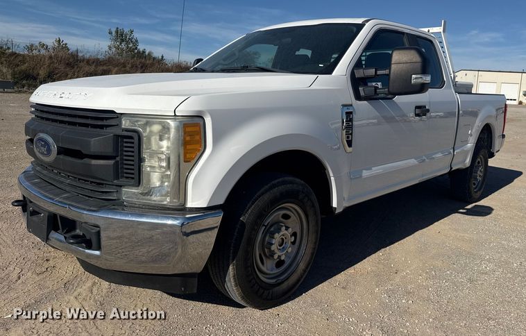 image for item DJ7988 2017 Ford F-250 SuperCab pickup truck