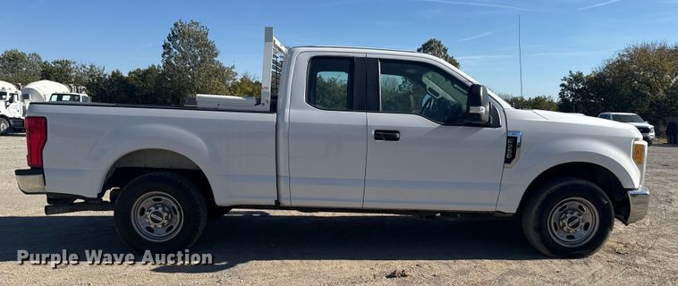 image for item DJ7988 2017 Ford F-250 SuperCab pickup truck