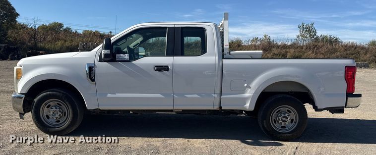 image for item DJ7988 2017 Ford F-250 SuperCab pickup truck
