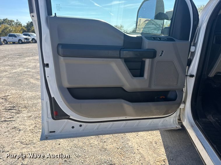 image for item DJ7988 2017 Ford F-250 SuperCab pickup truck