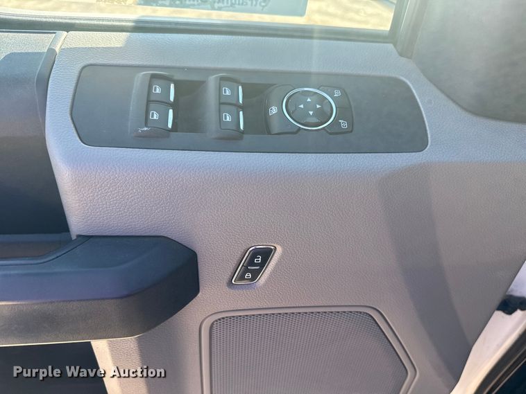 image for item DJ7988 2017 Ford F-250 SuperCab pickup truck