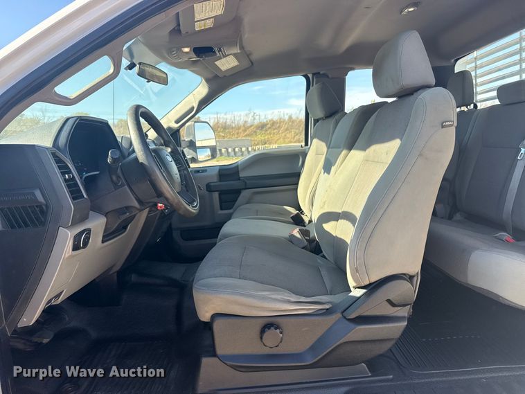 image for item DJ7988 2017 Ford F-250 SuperCab pickup truck