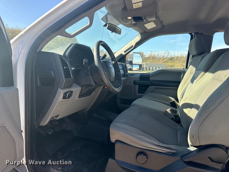 image for item DJ7988 2017 Ford F-250 SuperCab pickup truck