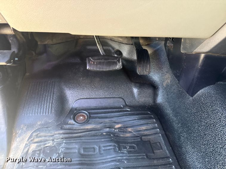 image for item DJ7988 2017 Ford F-250 SuperCab pickup truck