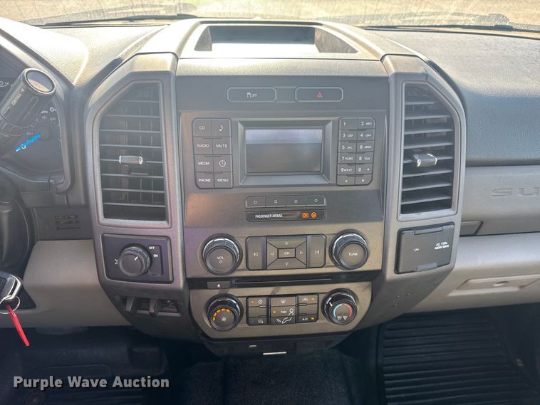 image for item DJ7988 2017 Ford F-250 SuperCab pickup truck