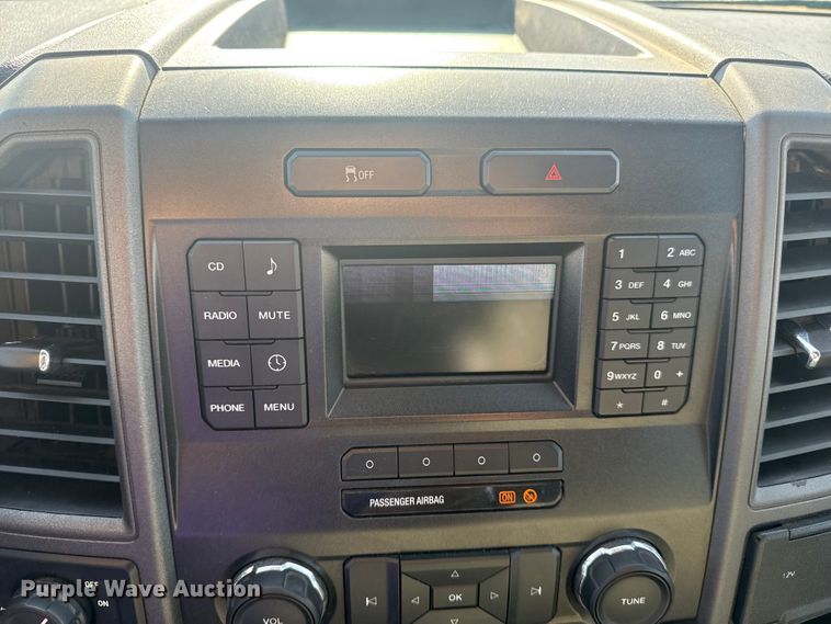 image for item DJ7988 2017 Ford F-250 SuperCab pickup truck