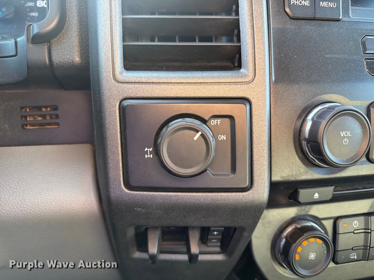 image for item DJ7988 2017 Ford F-250 SuperCab pickup truck