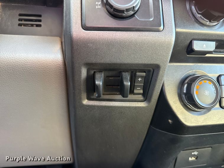 image for item DJ7988 2017 Ford F-250 SuperCab pickup truck