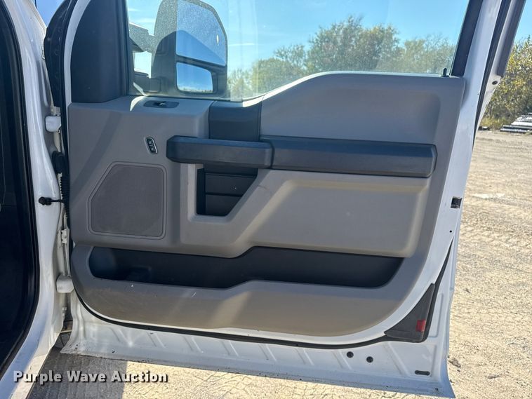 image for item DJ7988 2017 Ford F-250 SuperCab pickup truck