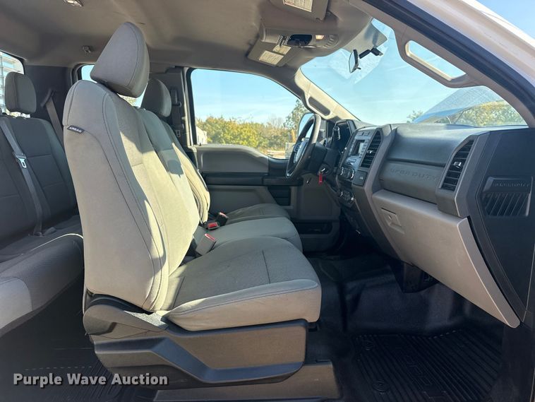 image for item DJ7988 2017 Ford F-250 SuperCab pickup truck