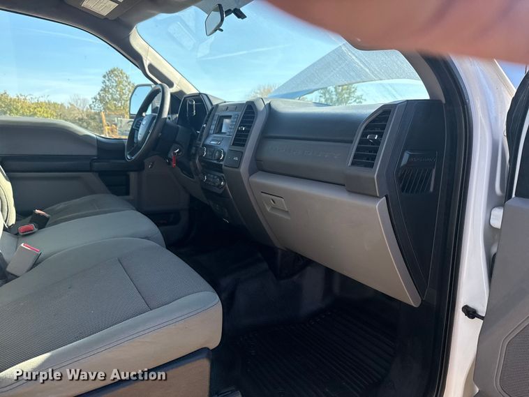 image for item DJ7988 2017 Ford F-250 SuperCab pickup truck