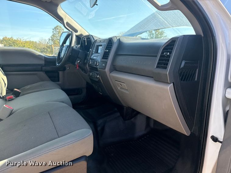 image for item DJ7988 2017 Ford F-250 SuperCab pickup truck