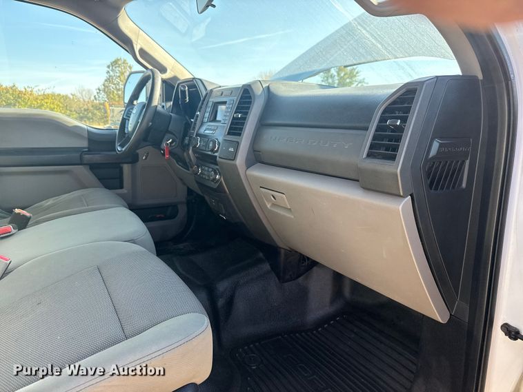 image for item DJ7988 2017 Ford F-250 SuperCab pickup truck