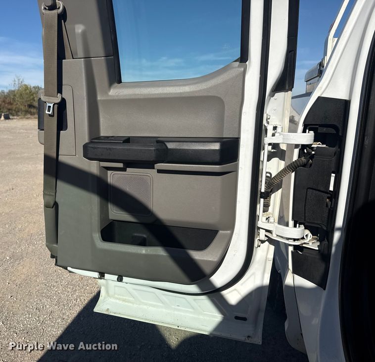 image for item DJ7988 2017 Ford F-250 SuperCab pickup truck