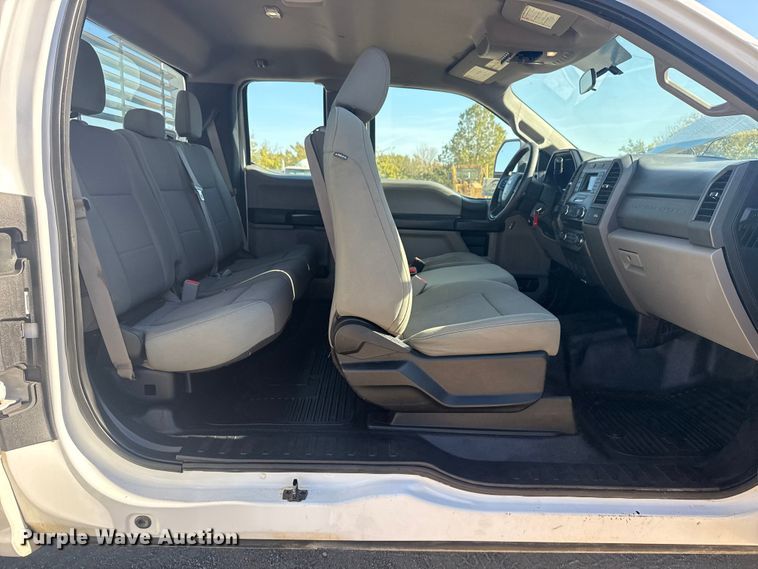 image for item DJ7988 2017 Ford F-250 SuperCab pickup truck