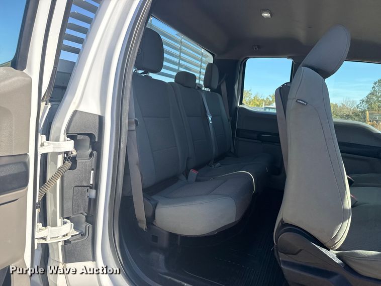 image for item DJ7988 2017 Ford F-250 SuperCab pickup truck