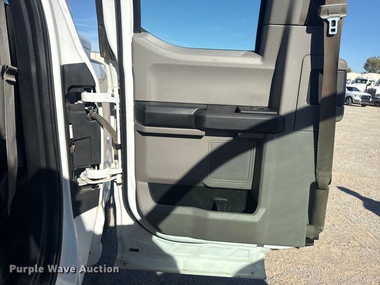 image for item DJ7988 2017 Ford F-250 SuperCab pickup truck