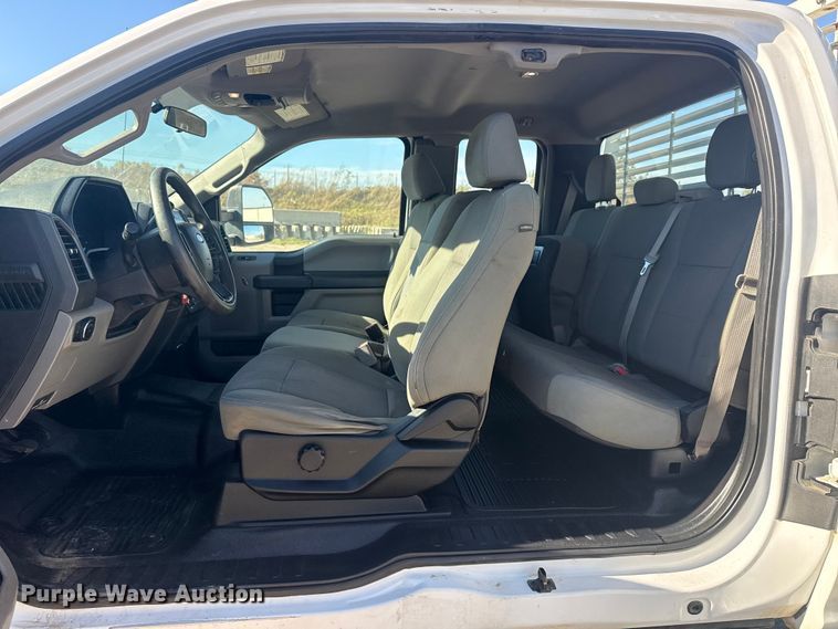 image for item DJ7988 2017 Ford F-250 SuperCab pickup truck