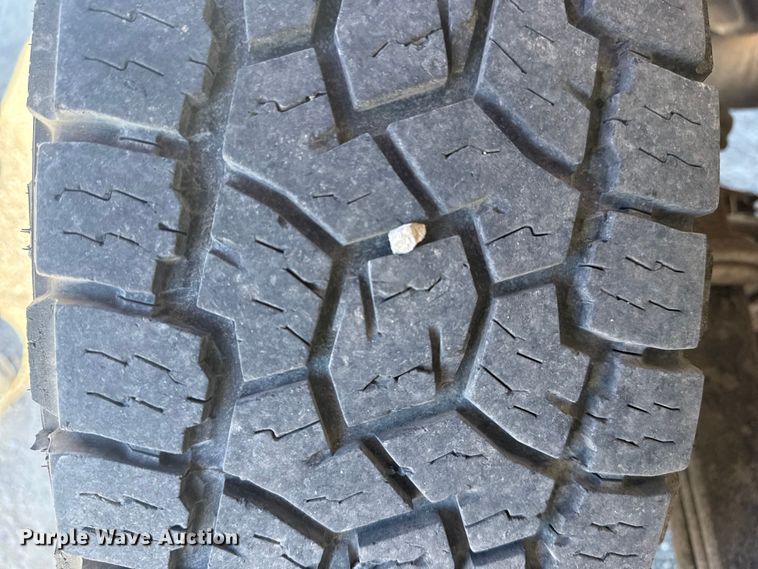 image for item DJ7988 2017 Ford F-250 SuperCab pickup truck