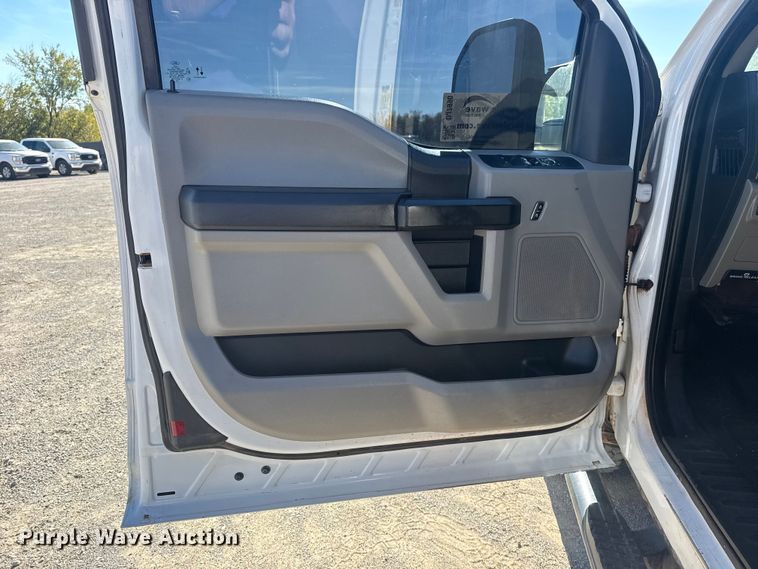 image for item DJ7990 2020 Ford F-250 SuperCab pickup truck