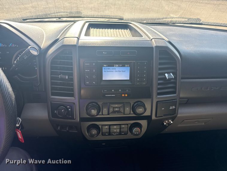 image for item DJ7990 2020 Ford F-250 SuperCab pickup truck