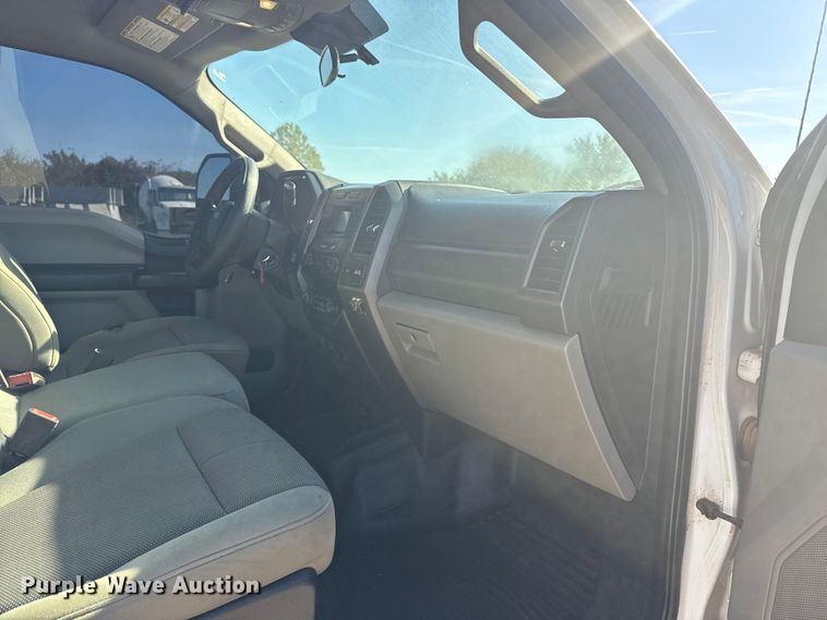 image for item DJ7990 2020 Ford F-250 SuperCab pickup truck