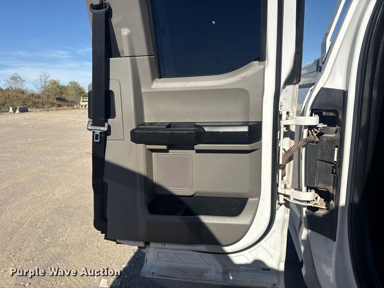 image for item DJ7990 2020 Ford F-250 SuperCab pickup truck