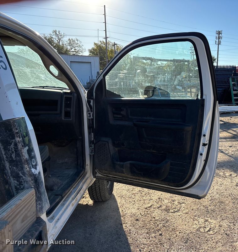 image for item DK0017 2013 RAM 3500 flatbed pickup truck