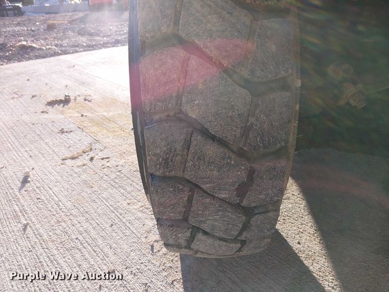 image for item DU3743 Yale G81P-050-SAT-074  forklift