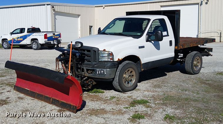 image for item DU3746 2005 Ford F350 flatbed pickup truck