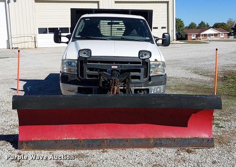 image for item DU3746 2005 Ford F350 flatbed pickup truck