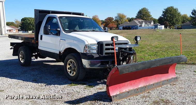 image for item DU3746 2005 Ford F350 flatbed pickup truck