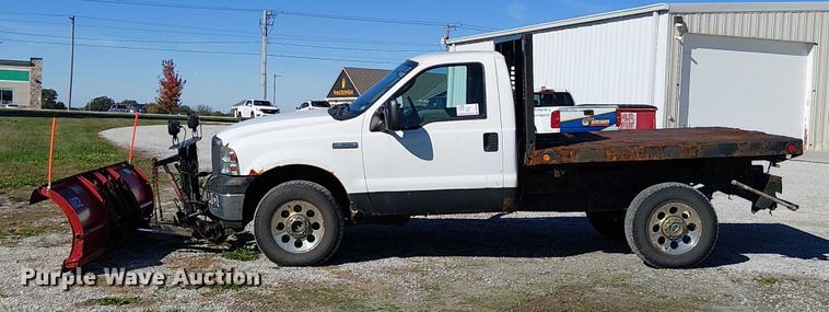 image for item DU3746 2005 Ford F350 flatbed pickup truck